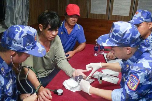 Cấp cứu kịp thời ngư dân gặp nạn trên biển