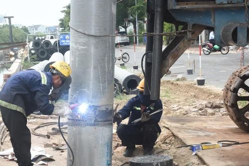 Kiểm tra mức độ ảnh hưởng do rung lắc khi thi công bờ kè kênh Bến đình, phường Tam Thắng