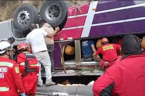 Hiện trường vụ lật xe buýt trên cao tốc Peru, 45 người thương vong