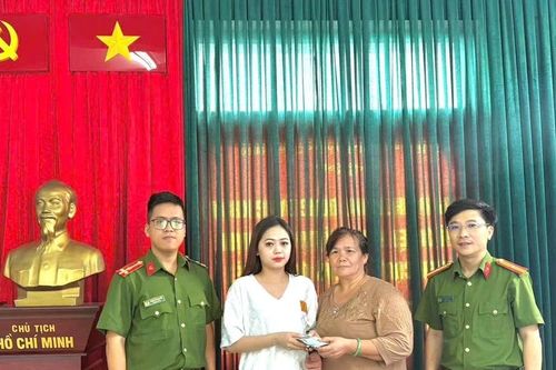 Người phụ nữ trao trả lại hàng chục triệu đồng cho người đánh rơi
