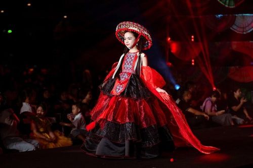 Ấn tượng hơn 100 mẫu nhí trình diễn trang phục của NTK Linh Phương