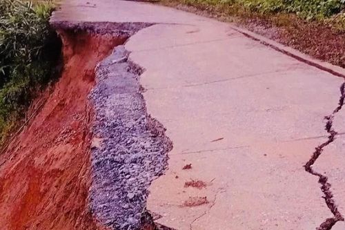 Đường vào nhiều bản làng ở Thanh Hóa bị 'xé toạc' dài hơn 100m