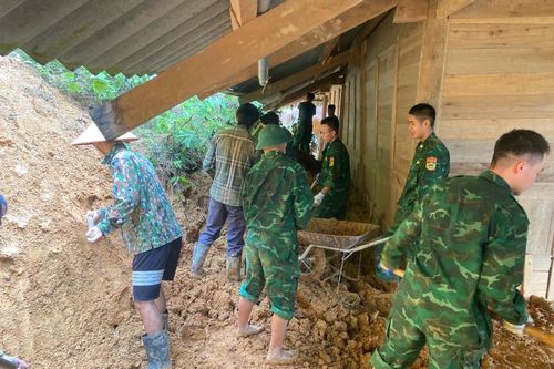 BĐBP Điện Biên giúp nhân dân khắc phục hậu quả do sạt lở đất