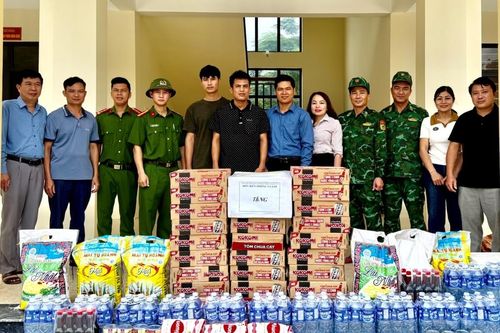 Hỗ trợ nhu yếu phẩm cho đơn vị bảo vệ biên giới của Lào