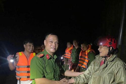 Lũ quét bất ngờ trong đêm, Công an phường Cam Đường khẩn cấp di dời hơn 100 hộ dân