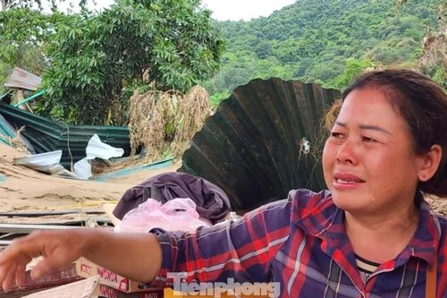Nhà chìm theo lũ dữ, cô giáo ôm bình oxy chạy thoát trong gang tấc