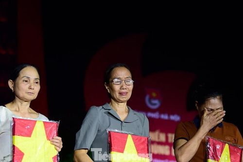 Cuộc 'hội ngộ' nghẹn ngào nước mắt trong ánh nến tri ân