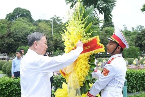 Tổng Bí thư Tô Lâm dâng hương tưởng niệm các Anh hùng, Liệt sĩ tại Điện Biên