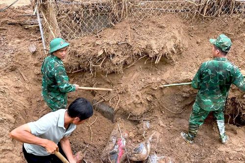 Bộ đội vào tâm lũ khám chữa bệnh, cào bùn tìm tài sản giúp dân