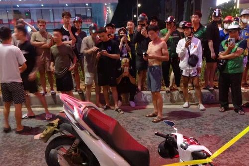 'Hố tử thần' nuốt xe máy ở Hà Nội, người bị nạn có được bồi thường?