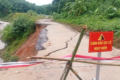 Đường vào bản Sa Ná ở Thanh Hóa sạt lở nghiêm trọng
