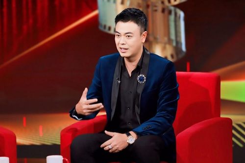 MC Tuấn Tú thót tim vì đối mặt với rắn hổ mang
