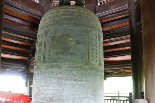 Chuông đồng lớn nhất Việt Nam được đặt ở ngôi chùa nào?