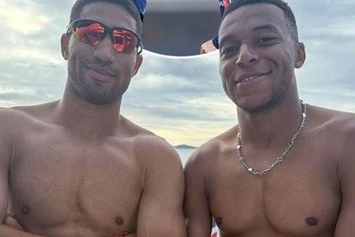Mbappe không lo bị sụt 6kg, khoe cơ bắp với bạn thân Hakimi