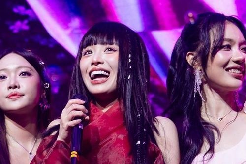 Han Sara cùng dàn 'em xinh' đấu giá đĩa ủng hộ Nghệ An