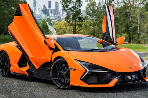 Siêu xe Lamborghini Revuelto cùng mẫu Minh Nhựa đặt mua gặp lỗi cửa 'tự sát'