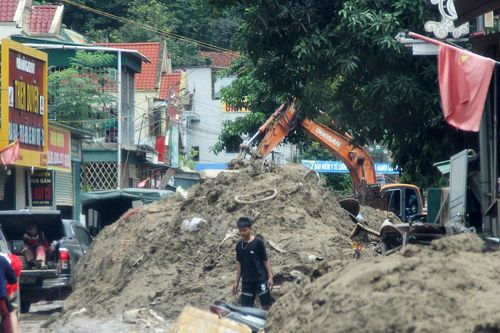 Chi viện tổng lực 'giải cứu' Mường Xén khỏi đất bùn và rác sau lũ lịch sử