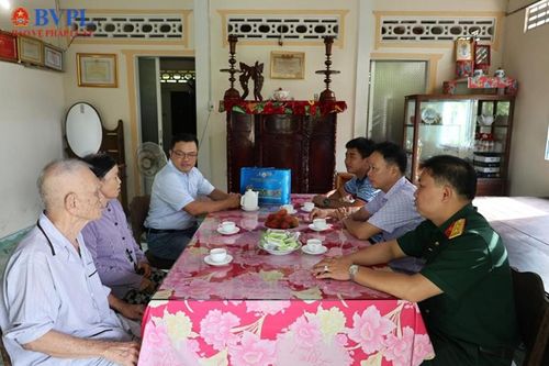 Hai cấp VKSQS Quân khu 9 thăm gia đình thân nhân cán bộ nhân kỷ niệm 78 năm Ngày Thương binh Liệt sĩ