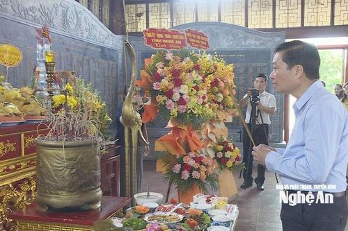 Chủ tịch UBND tỉnh Nghệ An Lê Hồng Vinh dâng hương tưởng niệm các anh hùng, liệt sĩ