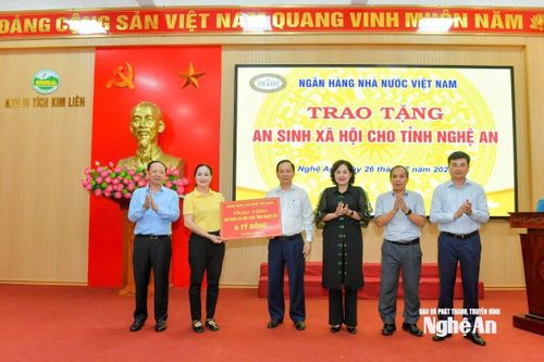 Ngân hàng Nhà nước trao tặng Nghệ An 6 tỷ đồng hỗ trợ khắc phục bão lũ và xóa nhà tạm, nhà dột nát