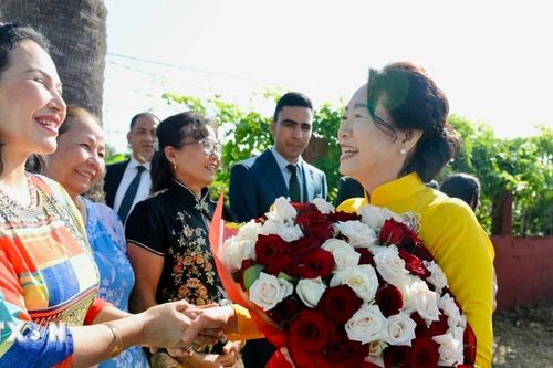 Phu nhân Chủ tịch Quốc hội thăm, tặng quà tại Làng Việt Nam ở Maroc