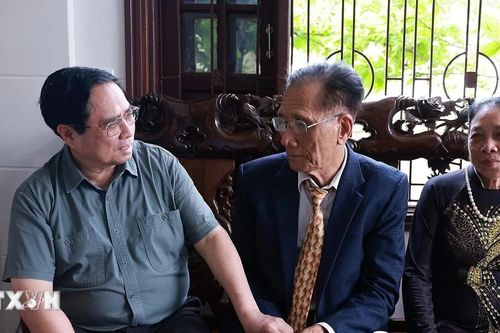 Thủ tướng Chính phủ Phạm Minh Chính thăm thương binh tại Quảng Trị
