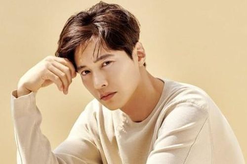 Tài tử Won Bin lần đầu lộ diện cùng vợ sau 15 năm 'ở ẩn' không đóng phim