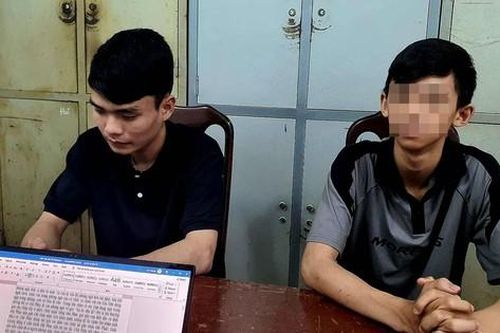 Cho rằng bị nhìn đểu, 2 đối tượng dùng dao tấn công 2 người trọng thương