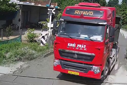 Phạt tài xế điều khiển xe đầu kéo tông gãy rào chắn đường sắt rồi bỏ chạy