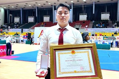Từ cậu bé mê game đến nhà vô địch thế giới 4 lần, nhận Huân chương Lao động hạng Nhất