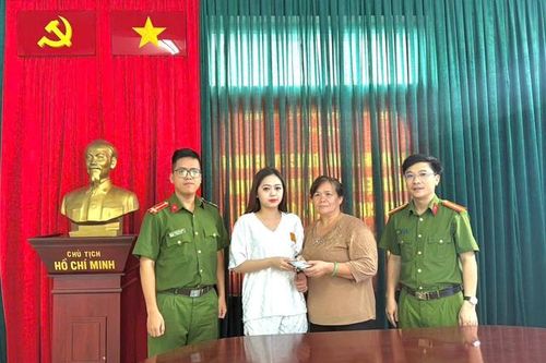 Người phụ nữ đánh rơi hàng chục triệu đồng trên đường và hành động đẹp của cô gái trẻ