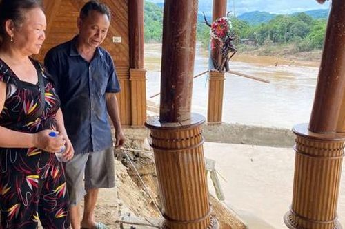Vợ chồng bác sĩ vượt lũ cứu sản phụ trong đêm, trở về không thấy nhà đâu