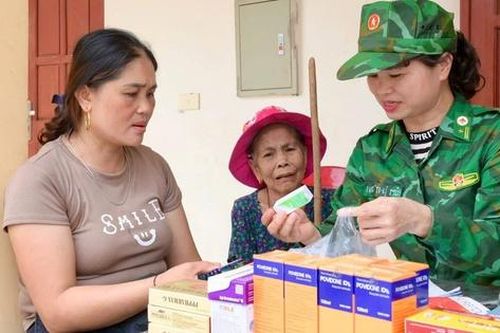 Quân y Bộ đội Biên phòng khám bệnh miễn phí cho người dân vùng lũ