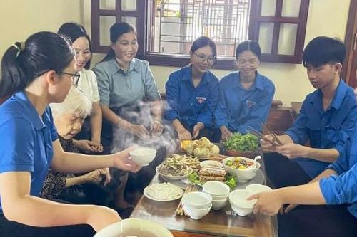Ấm áp 'Bữa cơm sum vầy' tháng Bảy tri ân ở Kiến An, Hải Phòng