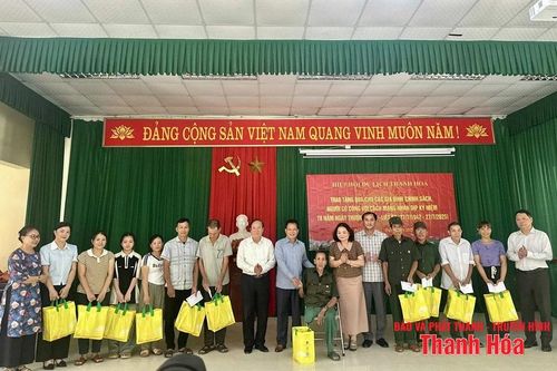 Hiệp hội Du lịch tỉnh Thanh Hóa trao nhà tình nghĩa, tặng quà gia đình chính sách