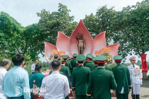 Bộ Chỉ huy quân sự tỉnh Đồng Nai viếng Đền thờ Đại tướng Võ Nguyên Giáp và các anh hùng liệt sĩ miền Đông Nam Bộ