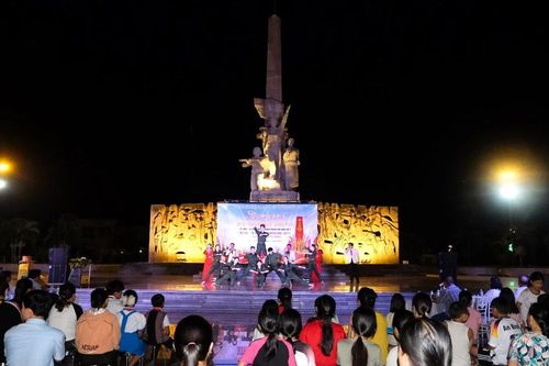 Biểu diễn văn nghệ, chiếu phim phục vụ đồng bào vùng cao An Lão