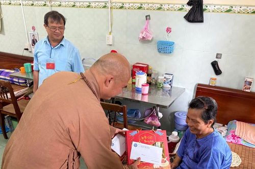 Ban Từ thiện xã hội thăm, tặng quà người có công cách mạng