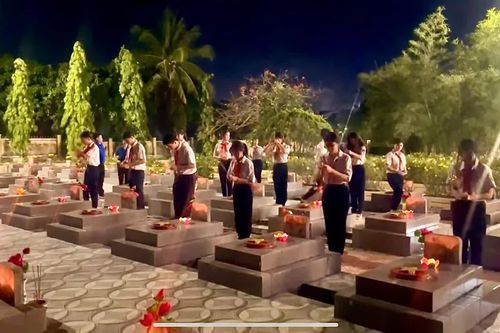 Lễ thắp nến tri ân tại Đài tưởng niệm và nghĩa trang liệt sĩ Cam Ranh