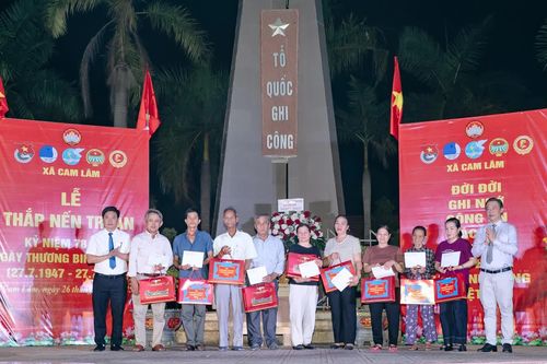Xã Cam Lâm tổ chức lễ thắp nến tri ân các anh hùng liệt sĩ