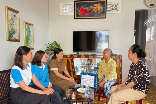 Hội Liên hiệp Phụ nữ phường Nha Trang thăm, tặng quà 5 nữ thương binh