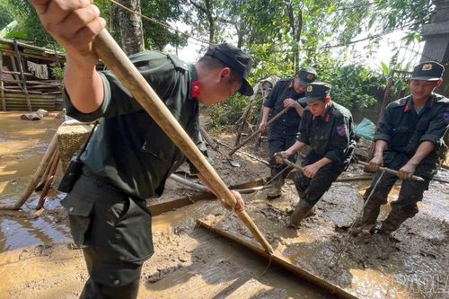Tiểu đoàn Cảnh sát cơ động số 4 và Ban Chỉ huy phòng thủ khu vực 1 Cam Đường giúp dân khắc phục hậu quả thiên tai