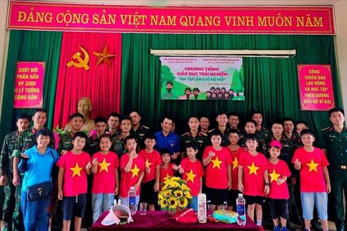 Sôi nổi trải nghiệm hè 'Em tập làm chú bộ đội'