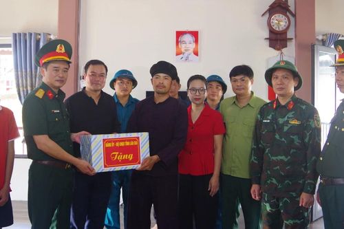 Đoàn công tác Bộ CHQS tỉnh thăm, tặng quà người dân thôn Làng Nủ, xã Phúc Khánh