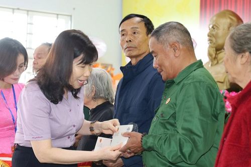 Phó Chủ tịch Ủy ban MTTQ Việt Nam tỉnh Lâm Đồng Hà Thị Hạnh tặng quà các gia đình chính sách tại phường Bắc Gia Nghĩa