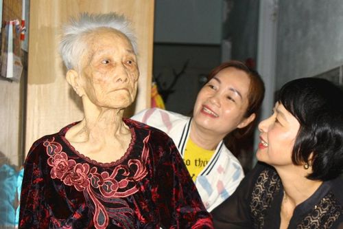 Đồng chí Phạm Thị Phúc, Phó Bí thư Tỉnh ủy, Chủ tịch Ủy ban MTTQ Việt Nam tỉnh Lâm Đồng thăm Mẹ Việt Nam anh hùng tại xã Bảo Lâm 3