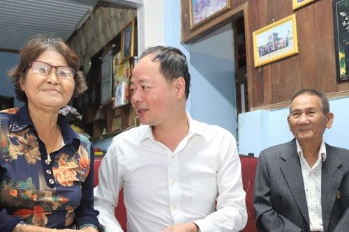 Chủ tịch HĐND tỉnh Lâm Đồng Trần Hồng Thái thăm, tặng quà vợ chồng cựu tù cách mạng