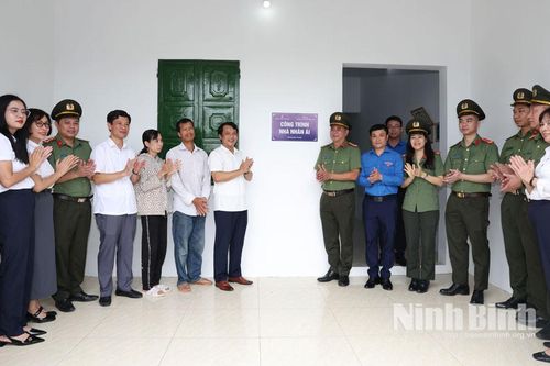 Bàn giao nhà Nhân ái và trao quà cho gia đình chính sách, người có công