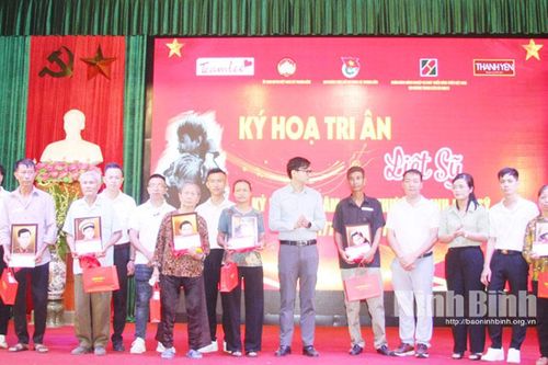 Trao gần 100 di ảnh phục dựng cho thân nhân các liệt sĩ tại xã Thanh Liêm