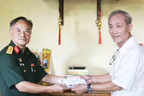 Thăm, tặng quà tri ân gia đình liệt sĩ